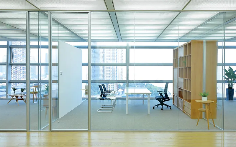 enhance-openness-&-elegance-with-movable-glass-partitions